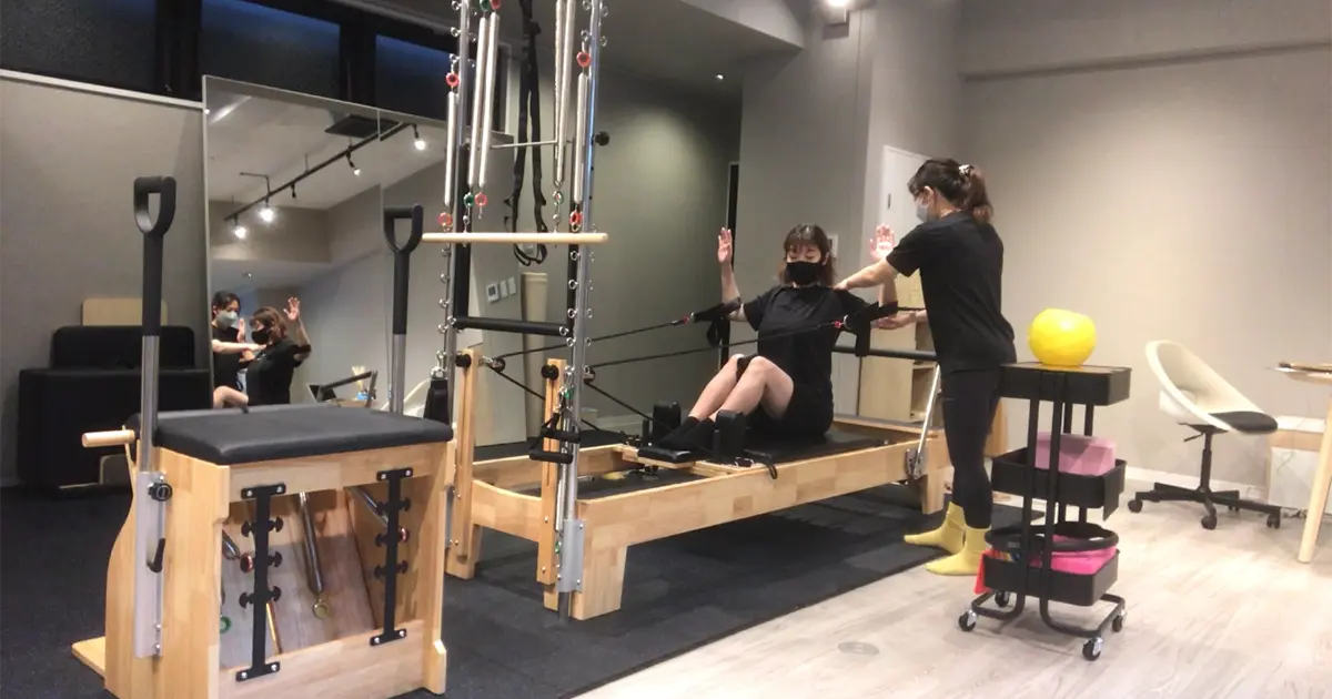 脚や腕の動かし方にも、当然、個人の癖がありますので、その癖のせいで歪んでしまった部分をみて指摘してくれたりします。  腕の動かし方をここまでみてもらったのも初めてでした。
動かさなくても良いところにムダな力は入れずにキレイに動かしていく…動き自体は難しくないですが、正しい動かし方をしていくのが難しいです。