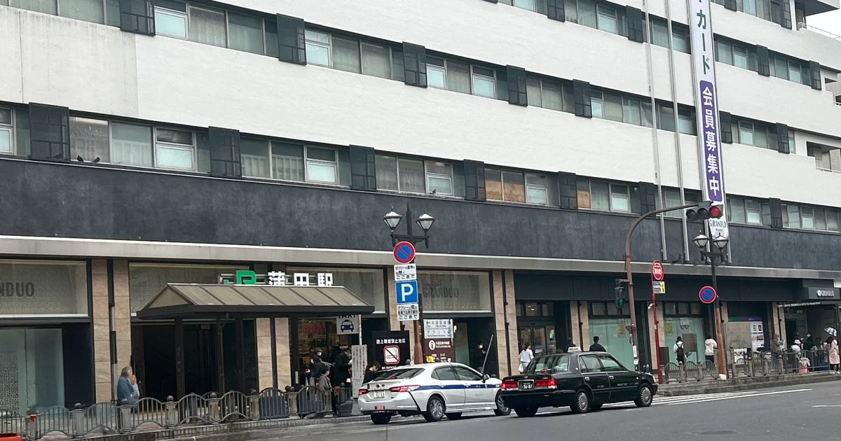 投稿を編集
サイトアイコン the SILK(ザ・シルク)蒲田店の体験レッスンに行ってみた本音レビュー!
· 投稿
Ctrl+K 保存 ブロックタイプまたはスタイルを変更 ギャラリーブロックを65から64へ上方向に移動
ギャラリーブロックを65から66へ下方向に移動
配置を変更 the SILK(ザ・シルク)蒲田店の体験レッスンに行ってみた本音レビュー!
the SILK(ザ・シルク)とは
the SILK(ザ・シルク)は、女性専用のマシンピラティススタジオ。 蒲田駅から徒歩1分というアクセスの良さと、マシンピラティス専門スタジオという専門性に惹かれ、the SILK(ザ・シルク)蒲田店の体験レッスンを取材させていただきました。 体験とはいえかなりシッカリ教えていただき、スタジオ内もみっちり見学させていただいたので、本音で詳細までレビューしたいと思います! 運動不足の40代でも大丈夫?実際に体験した率直な感想
結論から言うと「運動不足の40代でも全然大丈夫」でした! インストラクターさんが、マシン(リフォーマー)の使い方から、ピラティスにおける基本的な呼吸法や身体の動かし方、意識することなど。かなり丁寧に教えてくれるので、戸惑うことはなかったです。 ただし、体幹にはガッツリ効きます。当日から筋肉痛が出るレベルの即効性には驚きました。 【動画あり】the SILK蒲田店の体験レッスンの流れを徹底レポート!
1. 受付〜事前カウンセリング(店内の雰囲気は?)
キレイとはいえ、普通のオフィスビルないでたちの、蒲田駅東口すぐのビル。「この中にピラティススタジオが…?」と、若干半信半疑で8階へ…エレベーターを降りると「the SILK」の案内板は出ていますが、やっぱりオフィスっぽい案内板です。 案内通りに奥に進むと・・・ 急に現れるNot オフィスなオシャレ空間✨入った瞬間テンションが上がりました。 こんなスタジオに定期的に通えたら、それだけで気持ちが整いそうだし、仕事の疲れも吹き飛びそうな空間です。 まずはカウンセリングで、運動経験や気になる部位をヒアリングしてもらいました。無理のない範囲でレッスンを進めてもらえる安心感がありました。 2. 着替え(パウダールーム・アメニティの充実度チェック!)
ロッカールームの着替えスペースも清潔感しかなく、ロッカーの大きさも充分です。
ドライヤーはリファだし、ヘアアイロンまであるし、アメニティー類も一通りそろっています! ウォーターサーバーまでオシャレ!全てがザシルクのカラーともいえるベージュやホワイトで統一されていて、気持ちが良いにもほどがあります✨ 3. いざスタジオへ!専用マシン「リフォーマー」体験
広々としたスタジオにリフォーマーがズラーッと並ぶ光景は圧巻! マシンの使い方から丁寧に教えてもらい、基礎的な動きを一つひとつ確認しながら進めていきます。 ピラティスの基本的な呼吸法→姿勢→動きという流れで、わかりやすいお手本を見せてもらってから、実際に一緒に動かしていきます。 段階も踏んでくれて、インストラクターさんがしっかりサポートしてくれるので、かなり満足度が高い!体幹にしっかり効いていて、その日のうちに筋肉痛を感じるほどの即効性にはびっくりしました。 4. レッスン終了!気になる「しつこい勧誘」はあった?
レッスン後は、ザ・シルクのレッスンプランの案内がありました。勧誘みたいなことはなく、ただ疑問があれば質問して答えてくれる、といった感じでした。 パーソナルレッスンは店舗によって実施しているようですが、基本はリフォーマーでグループレッスンという形になるそう。
また、基礎をとても大事にしているとのことで、まずは初心者向けの「Intro」や「Basic」クラスを何度か受けて基礎を定着させるのが推奨されているようです。ピラティスって”身体づくり”でもあると思うので、基礎をしっかり、というのは凄く大事だなと思いました。 入会する場合はこのまま入会手続きも出来ますし、検討する場合もその旨伝えれば特に気まずくなるようなこともなかったです。 取材してわかった!the SILK(ザ・シルク)のメリット・魅力
圧倒的な清潔感!白ベージュを基調としたおしゃれな空間で美意識が上がる
白基調の内装は清潔感抜群。空間に身を置くだけで自然と背筋が伸びるような感覚なので、自然と意識が変わってきます。 インストラクターさんの教え方・距離感が初心者向き
基礎からしっかり教えてくれるうえ、距離感もちょうどよく、初心者でも気負わず取り組めました。 手ぶらで通える手軽さが嬉しい
ウェアやタオル、滑り止め靴下がレンタルできるので、仕事帰りでも手ぶらで通えるのは大きな魅力です。
体験レッスンではウェア・靴下のレンタルとお水も付いてきますので、完全に手ぶらで行けます! あとは、お水はもちろん、ドリンクバーみたいな場所があって、これらのお茶だとかも飲み放題!レッスン後にいただきました。温かいお茶が飲みたい時もありますので有難い! レンタルウェア
ホテルのロビーですか!?
ロゴ入り紙コップ!可愛い!
行く前に知っておきたい!the SILKのデメリット・注意点
リストブロックを選択
パーソナルレッスンがない:蒲田店はグループレッスンのみなので、マンツーマン指導を希望する方には不向きです。
筋肉痛の即効性がすごい:当日から筋肉痛が出るほど体幹に効くので、運動不足の方は翌日以降の予定に少し余裕を持たせておくのがおすすめです。
the SILK(ザ・シルク)蒲田店のアクセス・店舗情報
蒲田駅からの行き方・周辺環境
JR蒲田駅東口から徒歩1分という好立地。仕事帰りや買い物ついでにも立ち寄りやすい環境です。
他の店舗も、駅近でアクセスしやすいスタジオばかりです。 蒲田店に通っている客層や年齢層は?
女性専用スタジオのため、男性の利用はできません。
初心者や運動が苦手な方からの評判も良く、幅広い年代の女性が通っています。 the SILKの料金プランと体験レッスンの費用
体験レッスンは無料+手ぶらで受けられるキャンペーンを実施中です(※期間・条件は公式サイトでご確認ください)。 月会費プランの料金は店舗のエリアによって変わってきますが、以下の通りです。月3回からのプランがあります。 the SILK(ザ・シルク)の体験レッスンはこんな人におすすめ!
リストブロックを選択
ピラティス初心者で基礎からしっかり教えてほしい人
蒲田駅周辺で通いやすいスタジオを探している人
手ぶらで気軽に運動を始めたい人
清潔感のあるおしゃれな空間でモチベーションを上げたい人
まとめ:蒲田でマシンピラティスを始めるなら、まずは体験へ!
清潔感あふれる空間、丁寧な指導、そして駅近の通いやすさ。 絶賛運動不足であった私でも無理なく続けられそうな手応えを感じました。気になった方は、まず無料体験レッスンで雰囲気を確かめてみてください。 帰りは、なぜか帰りたくなくなるまでありました。 ギャラリー
画像をドラッグ & ドロップ、アップロード、またはライブラリから選択してください。
アップロード
メディアライブラリ メタボックス
上下の矢印キーを使用してメタボックスパネルのサイズを変更します。
上に移動下に移動パネルを切り替え: Scripts to Footer Settings
上に移動下に移動パネルを切り替え: カスタムフィールド
上に移動下に移動パネルを切り替え: メタデスクリプション
Google検索結果などに表示される記事の要約です(入力は必須ではありません)。100字以内に抑えるのが良いかと思います。 女性専用マシンピラティススタジオ「the SILK」ザ・シルクの体験レッスンに参加してきました!店内の雰囲気からリフォーマー体験、気になる勧誘の有無、メリット・デメリットまで、本音でレポートします。
0字 上に移動下に移動パネルを切り替え: 【高度な設定】titleタグ
記事タイトルとは別のtitleタグを出力したい場合に入力します。空欄にすると記事タイトルがtitleタグに出力されます。 上に移動下に移動パネルを切り替え: Canonical URL
カノニカルURLを指定します。基本的には空で構いません。 https://example.com/duplicate-page
上に移動下に移動パネルを切り替え: AIによるSEO診断
上に移動下に移動パネルを切り替え: 追従ボタン
追従ボタン なし ピラティスK リントスル ザ・シルク クラブピラティス 投稿 ブロック ギャラリー
複数の画像をリッチなギャラリーで表示します。 まだ項目がありません。 ギャラリー 選択したブロックをスキップ
保存パネルを開く
投稿
ギャラリー
通知画像をドラッグ & ドロップ、アップロード、またはライブラリから選択してください。
ダイアログを閉じる
ギャラリーを作成
アクション
ファイルをアップロードメディアライブラリ
メディアを絞り込む
タイプで絞り込む 画像
日付で絞り込む すべての日付
メディアを検索
メディア一覧
80件 (276件中) のメディア項目を表示中 さらに読み込む
添付ファイルの詳細 the-silk_taiken_027.webp
2026年7月19日
55 KB
1200 x 630 ピクセル
画像を編集
完全に削除する
代替テキスト
the SILK(ザ・シルク)蒲田店の体験レッスンに行ってみた
画像の目的を説明する方法について、詳しくはこちらをご覧ください(新しいタブで開く)。装飾のみが目的の画像であれば、空欄にしてください。タイトル
the-silk_taiken_027.
キャプション
説明
ファイルの URL:
https://pilatesslife.com/wp-content/uploads/the-silk_taiken_027.webp
URL をクリップボードにコピー
選択されたメディアアクション
1項目を選択中
クリア
ギャラリーを作成
選択されていません